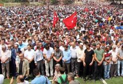 Şehit astsubayı 15 bin kişi uğurladı