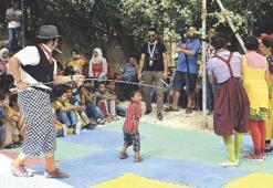Savaştan kaçan çocukları güldürüyorlar