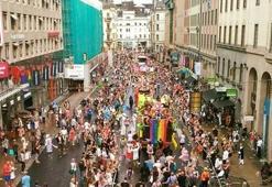 Stockholm'deki LGBTİ yürüyüşüne 50 bin kişi katıldı