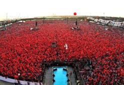 Demokrasi mitingine ünlü akını