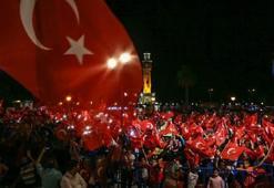 Meydanlarda 'demokrasi nöbeti' sürüyor