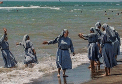 İmam denize giren rahibelerin fotoğrafını paylaşınca...