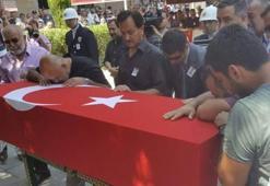 Baba, şehit oğlunun tabutuna sarılarak sela okudu
