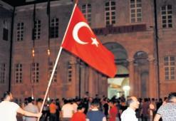 Halk darbe oldu diye sokaklara döküldü!