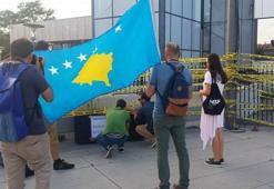 Kosova'da göstericiler başbakanlığa giriş çıkışları kapattı