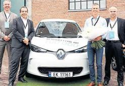 100 bininci elektrikli otoyu sattı