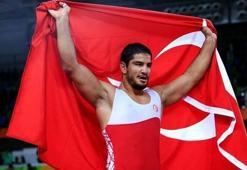 Taha Akgül ve Selçuk Çebi dünyanın en iyi güreşçileri seçildi