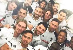 Beşiktaşlı oyunculardan zafer pozu