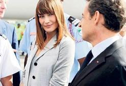 Sarkozy, Carla’nın göğüsleriyle övünürdü