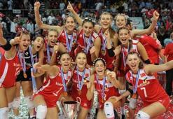 Voleybolda kadınlar erkeklere fark attı!