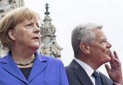 Merkel ve Gauck'tan geçmiş olsun
