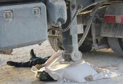 Kamyonun altında kalan çocuk babasının gözü önünde can verdi