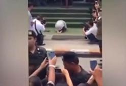 Tayland Kralı'na hakaret eden kadına diz çöktürdüler