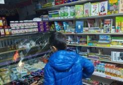 Bu bakkalda para değil, kitap geçiyor