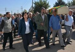 O vekil, PKK'lı teröristin cenazesine katıldı