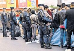 Mültecileri Paris’ten süpürdüler’!