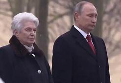 Putin Ulusal Birlik Günü'nde çiçek bıraktı