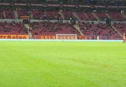 Arena'da tribünler boş kaldı