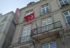 Türk konsolosluğuna molotoflu saldırı!