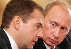 Medvedev: Saakaşvili gene pantolonuna pisledi