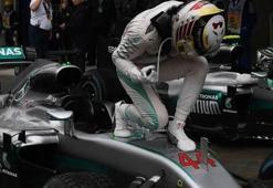 Formula 1'de şampiyonluk son yarışa kaldı