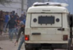 Kaşmir'de otobüs tarandı! 9 ölü