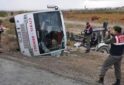 Denizli’de yolcu otobüsü devrildi: 2 ölü, 19 yaralı