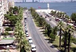 Dolandırdıkları yaşlı kadını elinden tutup bankaya götürmüşler