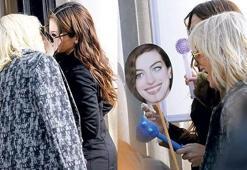 Hathaway maskesi takarak öpüştüler