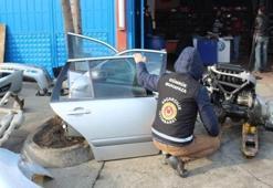 Lüks otomobilleri parçalayıp satan çeteye baskın
