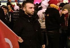 Emre Kaya, Şehitler Tepesi’ne kırmızı karanfil bıraktı