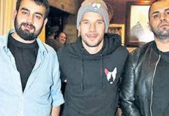 Poldi, yumruk attığı gazeteciyle barıştı