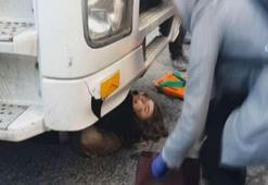 AVM çıkışı hafriyat kamyonunun altında kaldı!