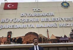Diyarbakır'da kayyum yeni tabela önünde poz verdi