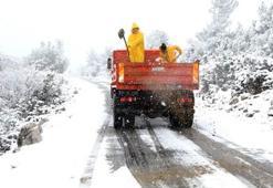 İzmir'de kar bastırdı
