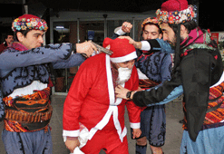 Noel Baba'nın başına silah dayadılar