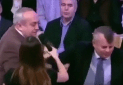 Ölenleri anmak için ayağa kalkmayan Ukraynalı dışarı atıldı