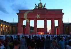 Brandenburg Kapısı, Türk bayrağı renklerine büründü