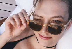 Karlie Kloss yeni yıla göz kırptı