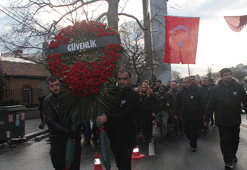 Özel güvenlikçiler Reina önünde arkadaşlarını andı