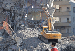 Emniyete bombalı saldırıda ağır hasar gören 8 bina yıkıldı