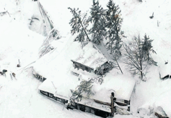Deprem çığ yarattı otel altında kaldı: 30 ölü