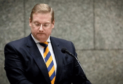 Aklanan uyuşturucu parası bir bakanı daha koltuğundan etti