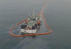 Batan gemi sızdırıyor! Etrafı sarıldı