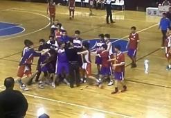 Basketbolcular yumruk yumruğa kavga etti
