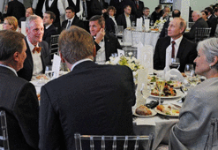 Trump'ın danışmanı Putin'in yanına oturdu para aldı