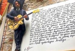 Balmumu heykeli karşılıyor