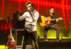 Bu konserin vokalisti seyirci!
