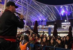 Sinan Akçıl konserinde sürpriz evlenme teklifi