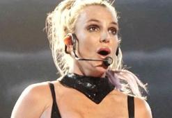 Britney Spears'tan üstsüz poz!